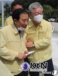 이재명 대통령과 김혜경 여사가 24일 포천 백운계곡을 찾아 하천·계곡 이용 실태와 여름철 안전관리 상황을 점검했다.  사진은 당시 이재명 도지사와 박윤국 포천시장.(사진=박윤국 사무실 제공)