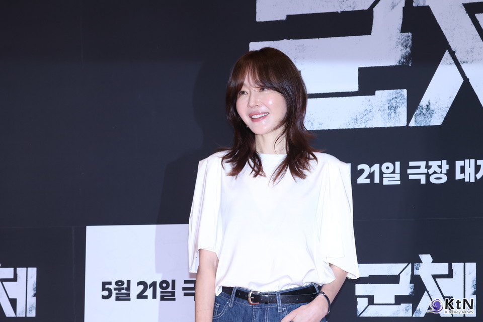 [군체 포토월 스타일⑰] 엄지원, 화이트 톱과 롤업 데님으로 정리한 편안한 포토월. 사진=K trendy NEWS DB ⓒ케이 트렌디뉴스 무단전재 및 수집, 재배포금지