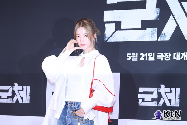 [군체 포토월 스타일⑱] 노정의, 화이트 셔츠와 레드 백으로 만든 청량한 대비. 사진=K trendy NEWS DB ⓒ케이 트렌디뉴스 무단전재 및 수집, 재배포금지