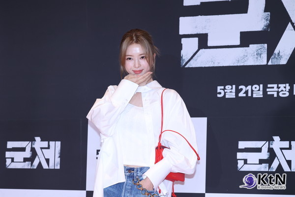 [군체 포토월 스타일⑱] 노정의, 화이트 셔츠와 레드 백으로 만든 청량한 대비. 사진=K trendy NEWS DB ⓒ케이 트렌디뉴스 무단전재 및 수집, 재배포금지