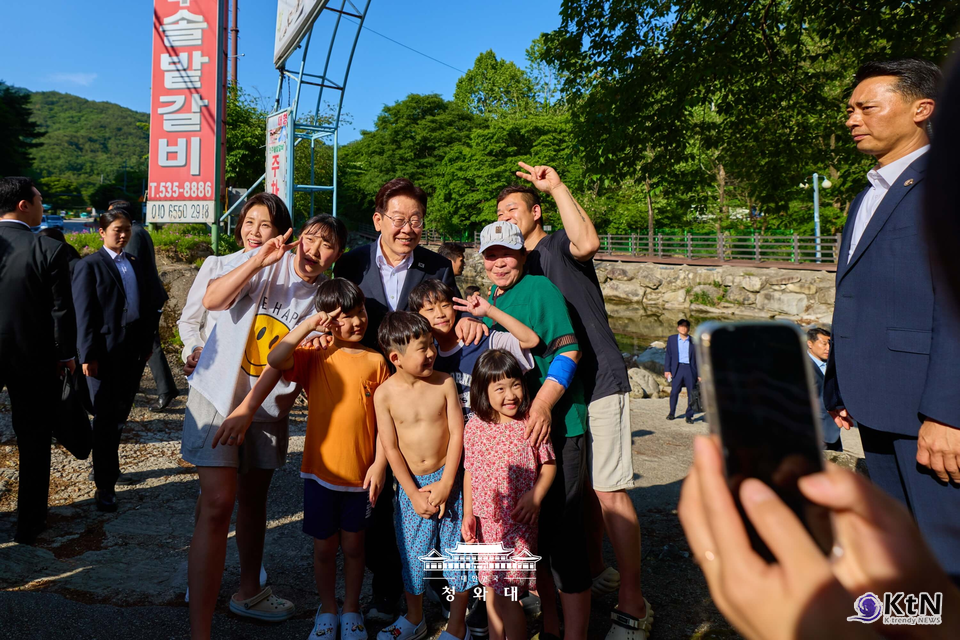 이재명 대통령 백운계곡 현장 방문. 사진=청와대, K trendy NEWS DB ⓒ케이 트렌디뉴스 무단전재 및 수집, 재배포금지