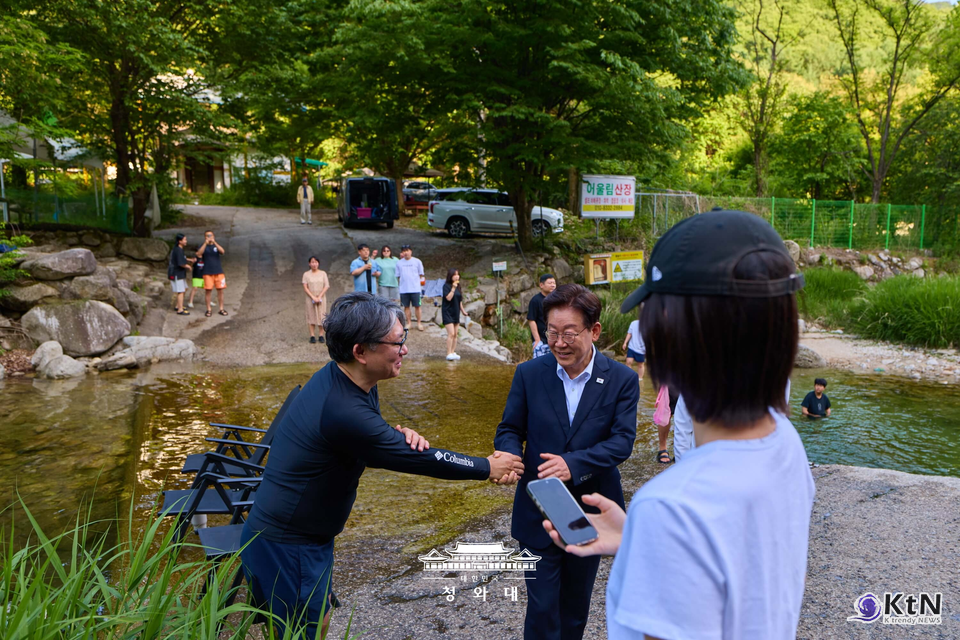 이재명 대통령 백운계곡 현장 방문. 사진=청와대, K trendy NEWS DB ⓒ케이 트렌디뉴스 무단전재 및 수집, 재배포금지