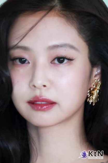 상체는 과감하게 하의는 우아하게…'타임 100' 제니가 샤넬을 입는 법...블랙핑크 제니가 서울 여의도 퐁피두센터 한화에서 열린 ‘샤넬 2026 공방 컬렉션 서울 쇼’에 과감한 딥 브이넥 수트룩으로 등장해 포토월의 시선을 모은 데 이어, 애프터파티 무대까지 소화하며 패션과 음악을 동시에 장악했다. 사진=2026. 05.27   인스타그램 갈무리 편집 K trendy NEWS DB ⓒ케이 트렌디뉴스 무단전재 및 수집, 재배포금지