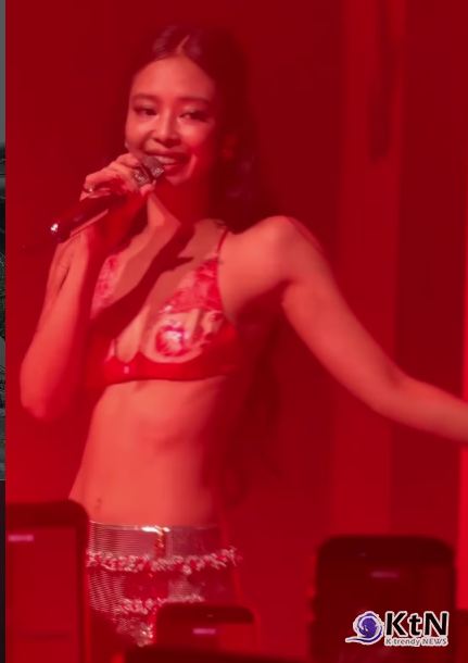 상체는 과감하게 하의는 우아하게…'타임 100' 제니가 샤넬을 입는 법...블랙핑크 제니가 서울 여의도 퐁피두센터 한화에서 열린 ‘샤넬 2026 공방 컬렉션 서울 쇼’에 과감한 딥 브이넥 수트룩으로 등장해 포토월의 시선을 모은 데 이어, 애프터파티 무대까지 소화하며 패션과 음악을 동시에 장악했다. 사진=2026. 05.27   인스타그램 갈무리 편집 K trendy NEWS DB ⓒ케이 트렌디뉴스 무단전재 및 수집, 재배포금지