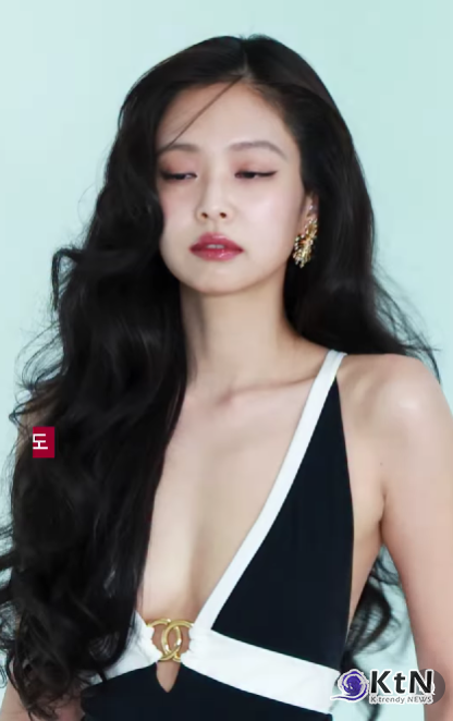 상체는 과감하게 하의는 우아하게…'타임 100' 제니가 샤넬을 입는 법...블랙핑크 제니가 서울 여의도 퐁피두센터 한화에서 열린 ‘샤넬 2026 공방 컬렉션 서울 쇼’에 과감한 딥 브이넥 수트룩으로 등장해 포토월의 시선을 모은 데 이어, 애프터파티 무대까지 소화하며 패션과 음악을 동시에 장악했다. 사진=2026. 05.27   인스타그램 갈무리 편집 K trendy NEWS DB ⓒ케이 트렌디뉴스 무단전재 및 수집, 재배포금지
