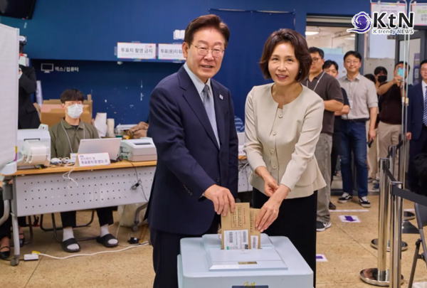 첫날 사전투표율 11.6% ‘역대 최고’…삼청동 찾은 이재명 대통령이 던진 화두 ...이재명 대통령이 제9회 전국동시지방선거 사전투표 마지막 날인 30일 “투표는 민주주의의 생명줄”이라며 유권자 참여를 독려했다.  사진=2026. 05.30  청와대   K trendy NEWS DB ⓒ케이 트렌디뉴스 무단전재 및 수집, 재배포금지