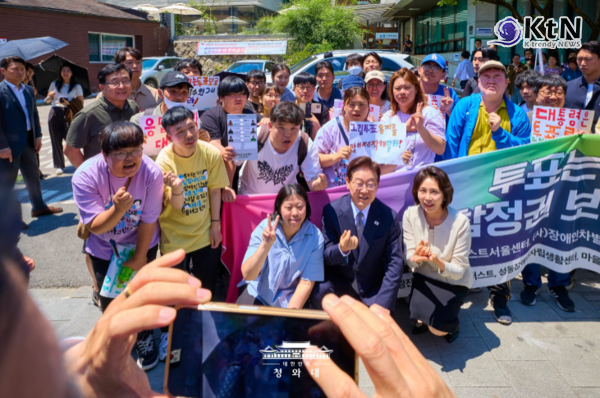 첫날 사전투표율 11.6% ‘역대 최고’…삼청동 찾은 이재명 대통령이 던진 화두 ...이재명 대통령이 제9회 전국동시지방선거 사전투표 마지막 날인 30일 “투표는 민주주의의 생명줄”이라며 유권자 참여를 독려했다.  사진=2026. 05.30  청와대   K trendy NEWS DB ⓒ케이 트렌디뉴스 무단전재 및 수집, 재배포금지