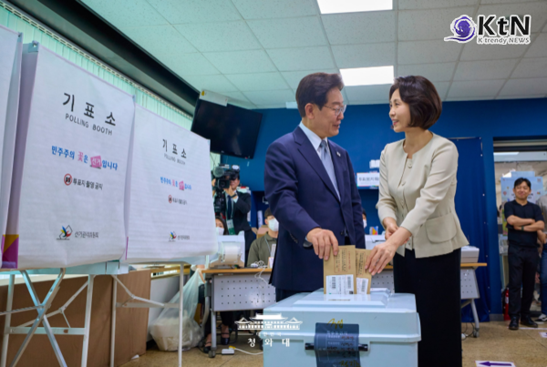 첫날 사전투표율 11.6% ‘역대 최고’…삼청동 찾은 이재명 대통령이 던진 화두 ...이재명 대통령이 제9회 전국동시지방선거 사전투표 마지막 날인 30일 “투표는 민주주의의 생명줄”이라며 유권자 참여를 독려했다.  사진=2026. 05.30  청와대   K trendy NEWS DB ⓒ케이 트렌디뉴스 무단전재 및 수집, 재배포금지