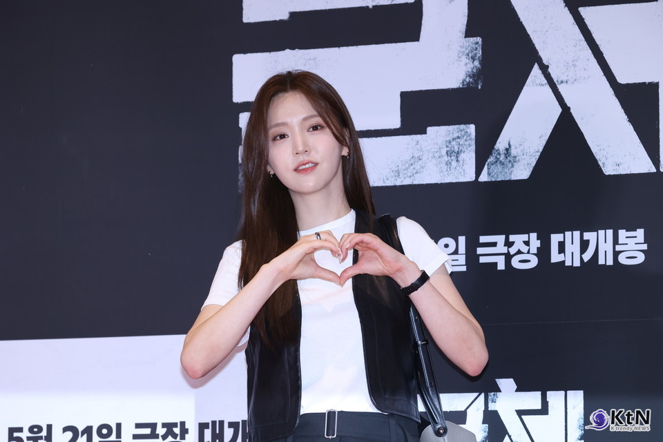 [군체 포토월 스타일㉑] 김지은, 화이트 티셔츠와 블랙 레더 베스트로 정리한 미니멀 포토월. 사진=K trendy NEWS DB ⓒ케이 트렌디뉴스 무단전재 및 수집, 재배포금지