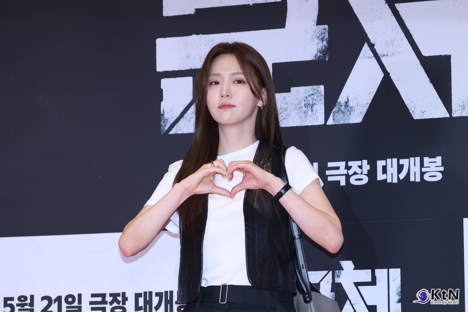 [군체 포토월 스타일㉑] 김지은, 화이트 티셔츠와 블랙 레더 베스트로 정리한 미니멀 포토월. 사진=K trendy NEWS DB ⓒ케이 트렌디뉴스 무단전재 및 수집, 재배포금지