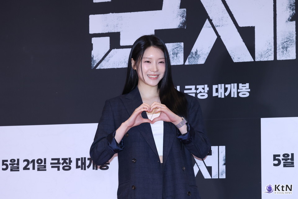 [군체 포토월 스타일㉒] 김미리, 네이비 체크 재킷과 미니 스커트로 완성한 단정한 프레피 룩. 사진=K trendy NEWS DB ⓒ케이 트렌디뉴스 무단전재 및 수집, 재배포금지