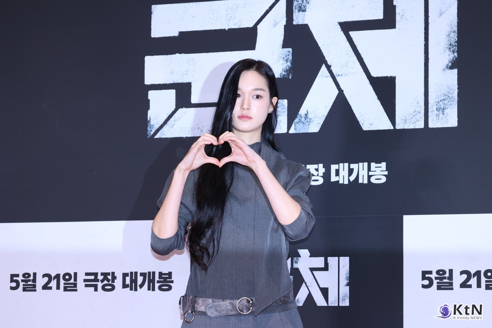 [군체 포토월 스타일㉓] 이수현, 그레이 톤으로 정리한 미니멀 포토월 룩. 사진=K trendy NEWS DB ⓒ케이 트렌디뉴스 무단전재 및 수집, 재배포금지