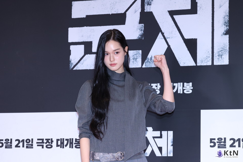 [군체 포토월 스타일㉓] 이수현, 그레이 톤으로 정리한 미니멀 포토월 룩. 사진=K trendy NEWS DB ⓒ케이 트렌디뉴스 무단전재 및 수집, 재배포금지