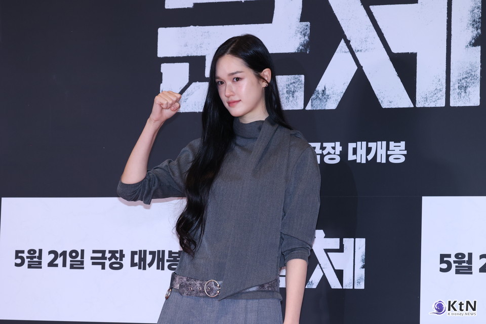 [군체 포토월 스타일㉓] 이수현, 그레이 톤으로 정리한 미니멀 포토월 룩. 사진=K trendy NEWS DB ⓒ케이 트렌디뉴스 무단전재 및 수집, 재배포금지