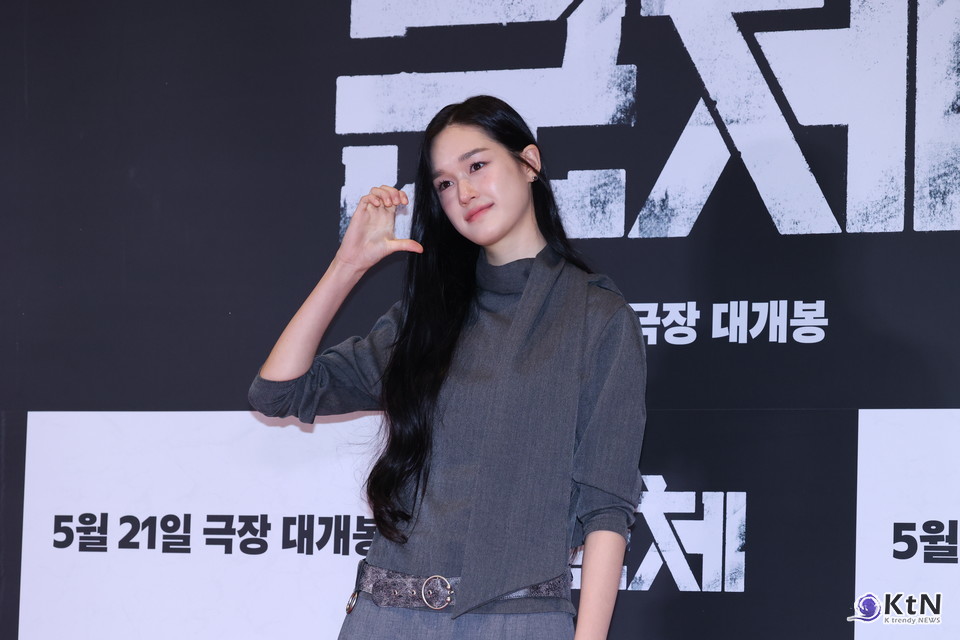 [군체 포토월 스타일㉓] 이수현, 그레이 톤으로 정리한 미니멀 포토월 룩. 사진=K trendy NEWS DB ⓒ케이 트렌디뉴스 무단전재 및 수집, 재배포금지