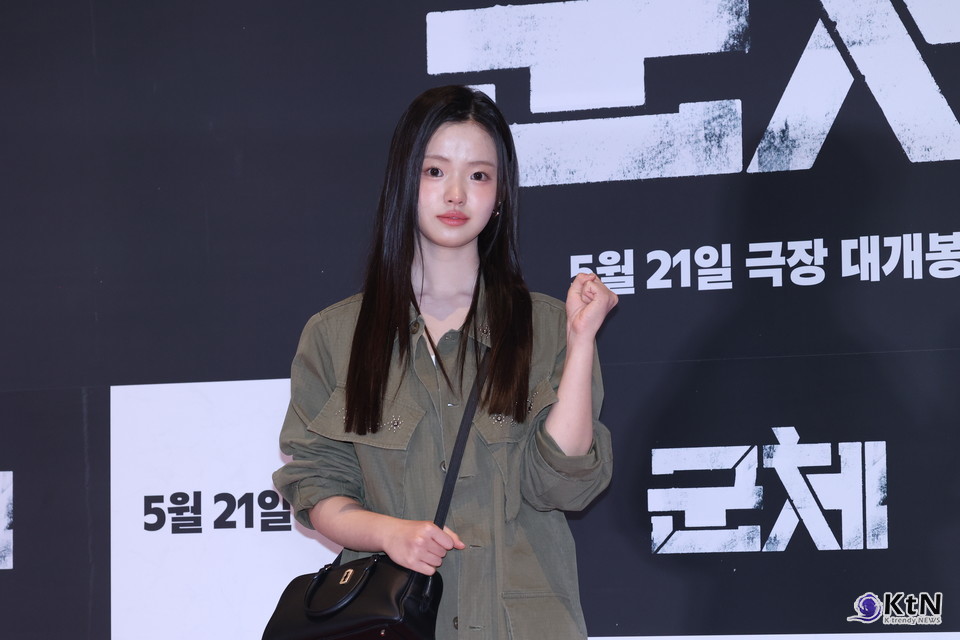 [군체 포토월 스타일㉔] 김시아, 카키 셔츠 재킷과 블랙 부츠로 완성한 담백한 캐주얼. 사진=K trendy NEWS DB ⓒ케이 트렌디뉴스 무단전재 및 수집, 재배포금지