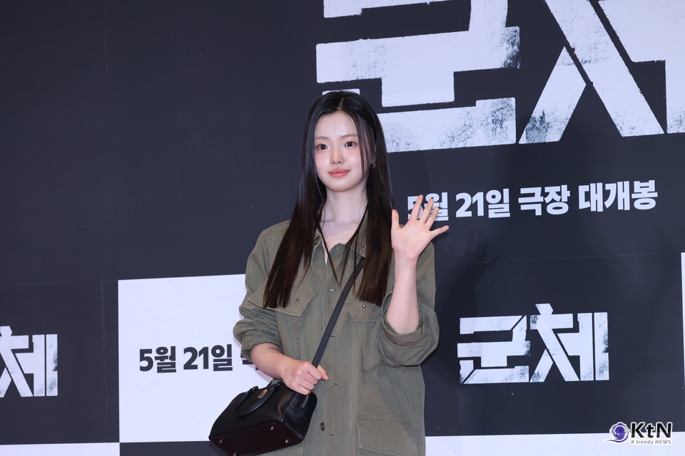 [군체 포토월 스타일㉔] 김시아, 카키 셔츠 재킷과 블랙 부츠로 완성한 담백한 캐주얼. 사진=K trendy NEWS DB ⓒ케이 트렌디뉴스 무단전재 및 수집, 재배포금지