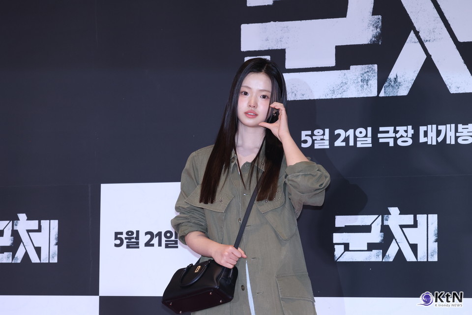 [군체 포토월 스타일㉔] 김시아, 카키 셔츠 재킷과 블랙 부츠로 완성한 담백한 캐주얼. 사진=K trendy NEWS DB ⓒ케이 트렌디뉴스 무단전재 및 수집, 재배포금지
