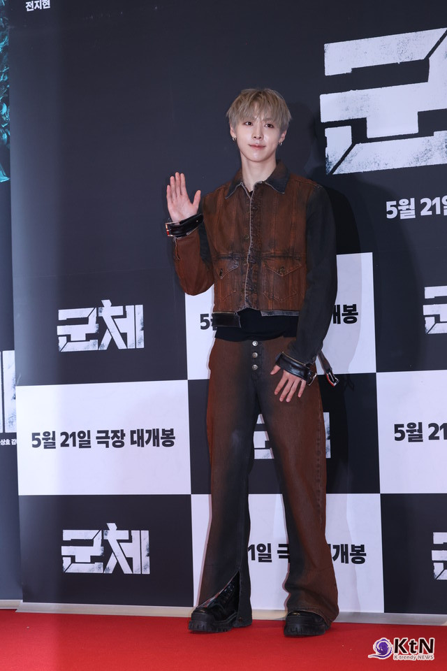 [군체 포토월 스타일㉖] 우찬, 브라운 워싱 셋업과 블론드 헤어의 거친 질감. 사진=K trendy NEWS DB ⓒ케이 트렌디뉴스 무단전재 및 수집, 재배포금지