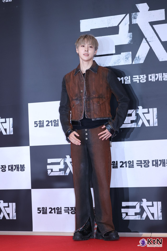 [군체 포토월 스타일㉖] 우찬, 브라운 워싱 셋업과 블론드 헤어의 거친 질감. 사진=K trendy NEWS DB ⓒ케이 트렌디뉴스 무단전재 및 수집, 재배포금지