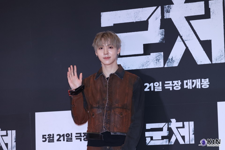 [군체 포토월 스타일㉖] 우찬, 브라운 워싱 셋업과 블론드 헤어의 거친 질감. 사진=K trendy NEWS DB ⓒ케이 트렌디뉴스 무단전재 및 수집, 재배포금지