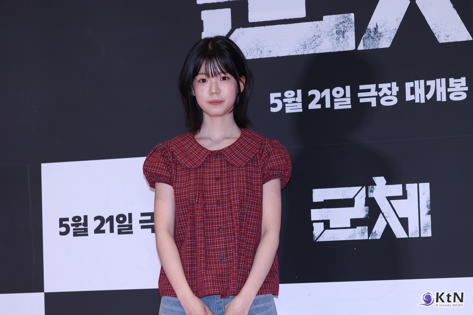 [군체 포토월 스타일㉗] 도영서, 레드 체크 블라우스와 데님 팬츠의 경쾌한 균형. 사진=K trendy NEWS DB ⓒ케이 트렌디뉴스 무단전재 및 수집, 재배포금지