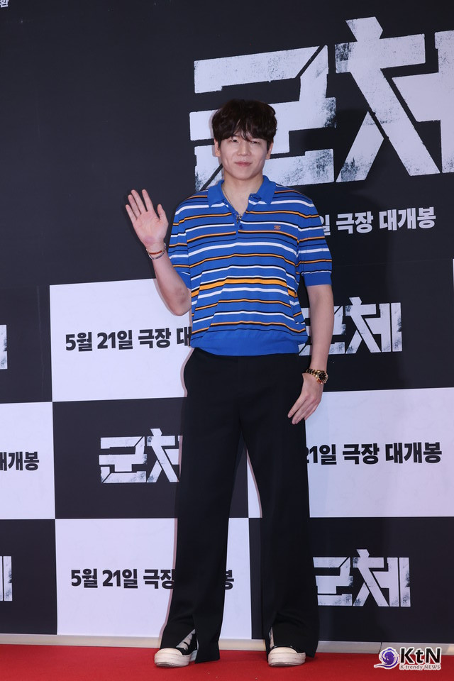 [군체 포토월 스타일㉘] 레이든, 블루 스트라이프 폴로로 완성한 캐주얼 포토월 룩. 사진=K trendy NEWS DB ⓒ케이 트렌디뉴스 무단전재 및 수집, 재배포금지