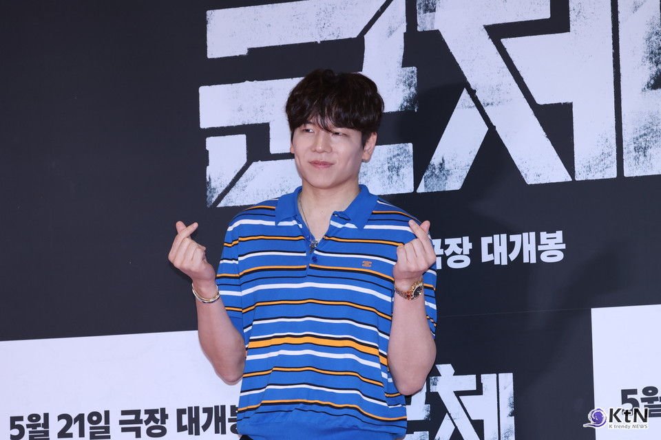 [군체 포토월 스타일㉘] 레이든, 블루 스트라이프 폴로로 완성한 캐주얼 포토월 룩. 사진=K trendy NEWS DB ⓒ케이 트렌디뉴스 무단전재 및 수집, 재배포금지