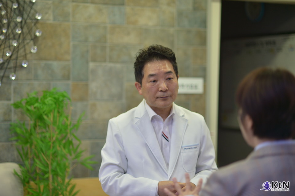[낭만닥터 박사부] 박선구 원장의 몸을 읽는 진료.  사진=K trendy NEWS DB ⓒ케이 트렌디뉴스 무단전재 및 수집, 재배포금지