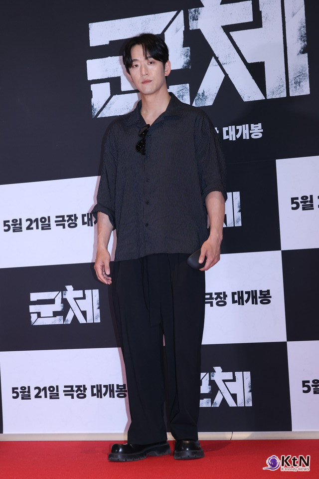 [군체 포토월 스타일㊶] 배우 은종건, 잔줄 셔츠와 와이드 팬츠로 정리한 모노톤 포토월 룩. 사진=K trendy NEWS DB ⓒ케이 트렌디뉴스 무단전재 및 수집, 재배포금지