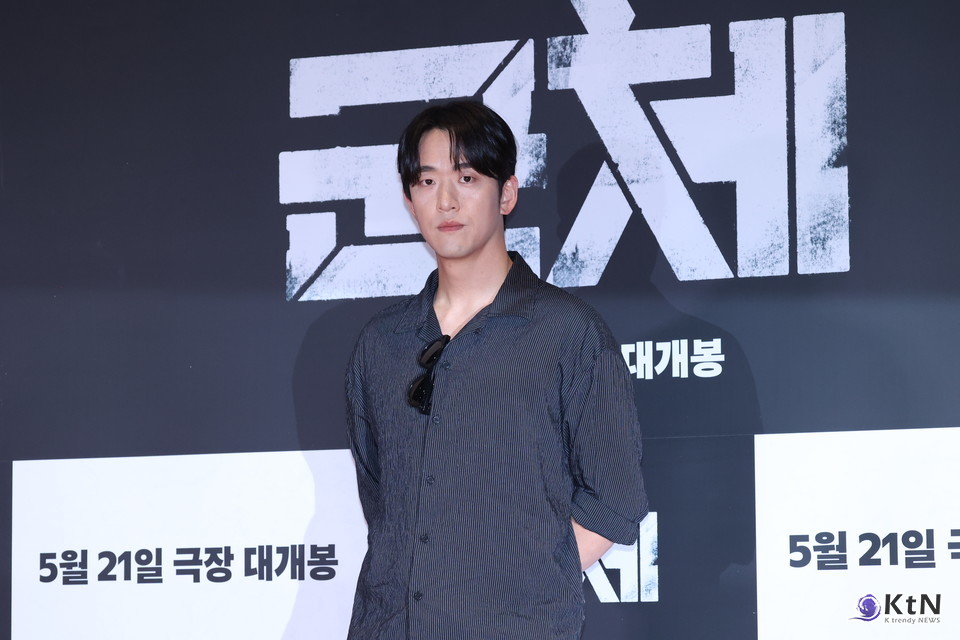 [군체 포토월 스타일㊶] 배우 은종건, 잔줄 셔츠와 와이드 팬츠로 정리한 모노톤 포토월 룩. 사진=K trendy NEWS DB ⓒ케이 트렌디뉴스 무단전재 및 수집, 재배포금지