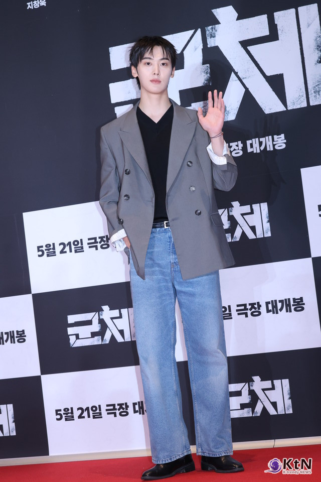 [군체 포토월 스타일㊷] 아스트로 윤산하, 그레이 재킷으로 정리한 소년미와 시크 무드. 사진=K trendy NEWS DB ⓒ케이 트렌디뉴스 무단전재 및 수집, 재배포금지