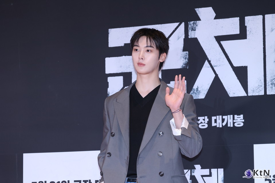 [군체 포토월 스타일㊷] 아스트로 윤산하, 그레이 재킷으로 정리한 소년미와 시크 무드. 사진=K trendy NEWS DB ⓒ케이 트렌디뉴스 무단전재 및 수집, 재배포금지