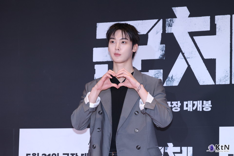 [군체 포토월 스타일㊷] 아스트로 윤산하, 그레이 재킷으로 정리한 소년미와 시크 무드. 사진=K trendy NEWS DB ⓒ케이 트렌디뉴스 무단전재 및 수집, 재배포금지
