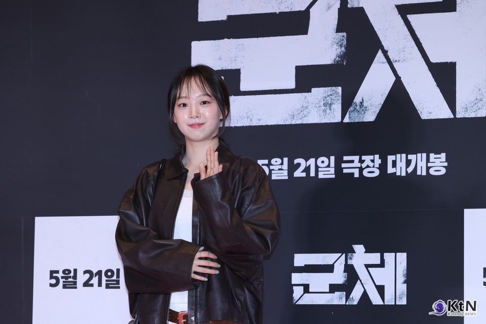 [군체 포토월 스타일㊸] 천서아, 브라운 레더 재킷과 화이트 스커트의 부드러운 대비. 사진=K trendy NEWS DB ⓒ케이 트렌디뉴스 무단전재 및 수집, 재배포금지