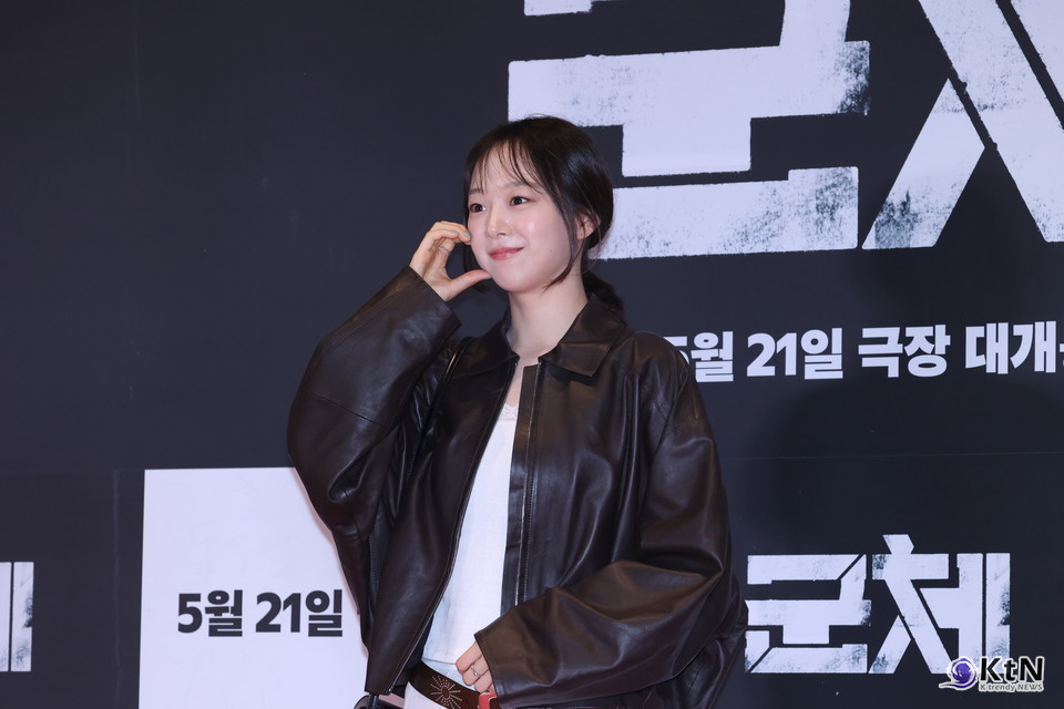 [군체 포토월 스타일㊸] 천서아, 브라운 레더 재킷과 화이트 스커트의 부드러운 대비. 사진=K trendy NEWS DB ⓒ케이 트렌디뉴스 무단전재 및 수집, 재배포금지