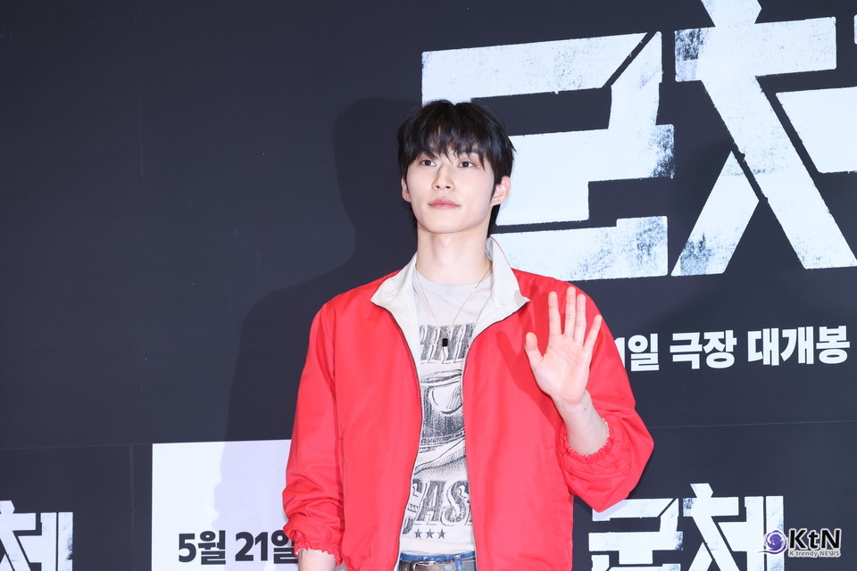 [군체 포토월 스타일㊹] 조범규, 레드 점퍼로 끌어올린 포토월 캐주얼. 사진=K trendy NEWS DB ⓒ케이 트렌디뉴스 무단전재 및 수집, 재배포금지