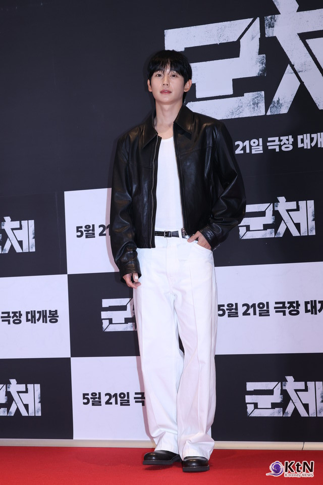 [군체 포토월 스타일㊺] 정해인, 블랙 레더와 화이트 팬츠의 선명한 대비. 사진=K trendy NEWS DB ⓒ케이 트렌디뉴스 무단전재 및 수집, 재배포금지