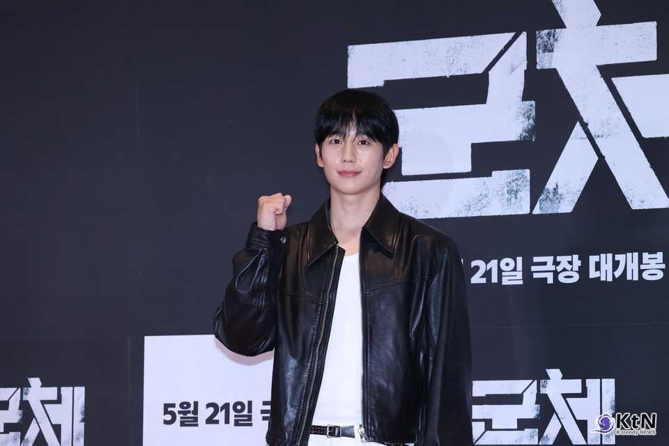 [군체 포토월 스타일㊺] 정해인, 블랙 레더와 화이트 팬츠의 선명한 대비. 사진=K trendy NEWS DB ⓒ케이 트렌디뉴스 무단전재 및 수집, 재배포금지