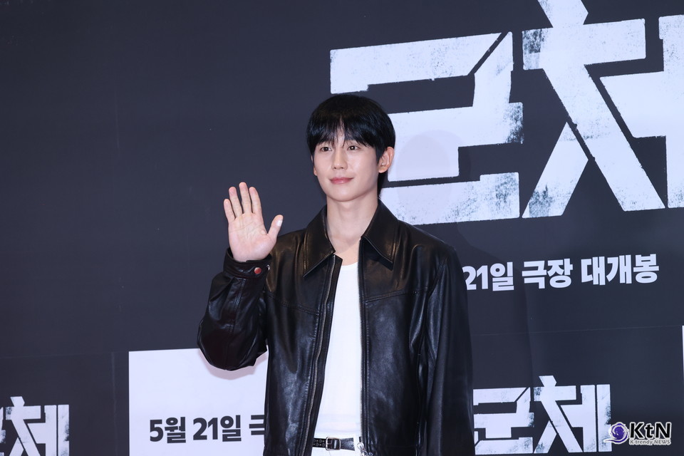 [군체 포토월 스타일㊺] 정해인, 블랙 레더와 화이트 팬츠의 선명한 대비. 사진=K trendy NEWS DB ⓒ케이 트렌디뉴스 무단전재 및 수집, 재배포금지