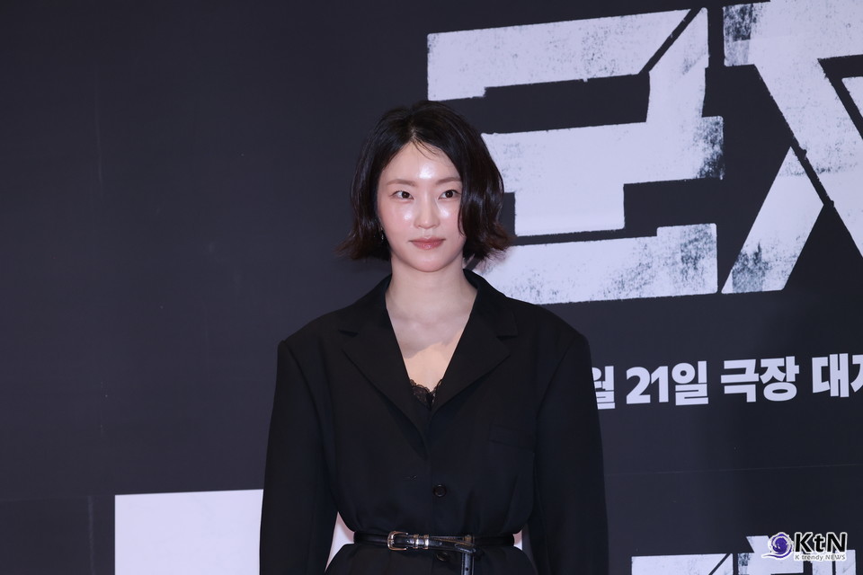 [군체 포토월 스타일㊼] 지수연, 화이트 슬리브리스와 네이비 니트의 어깨선 연출. 사진=K trendy NEWS DB ⓒ케이 트렌디뉴스 무단전재 및 수집, 재배포금지