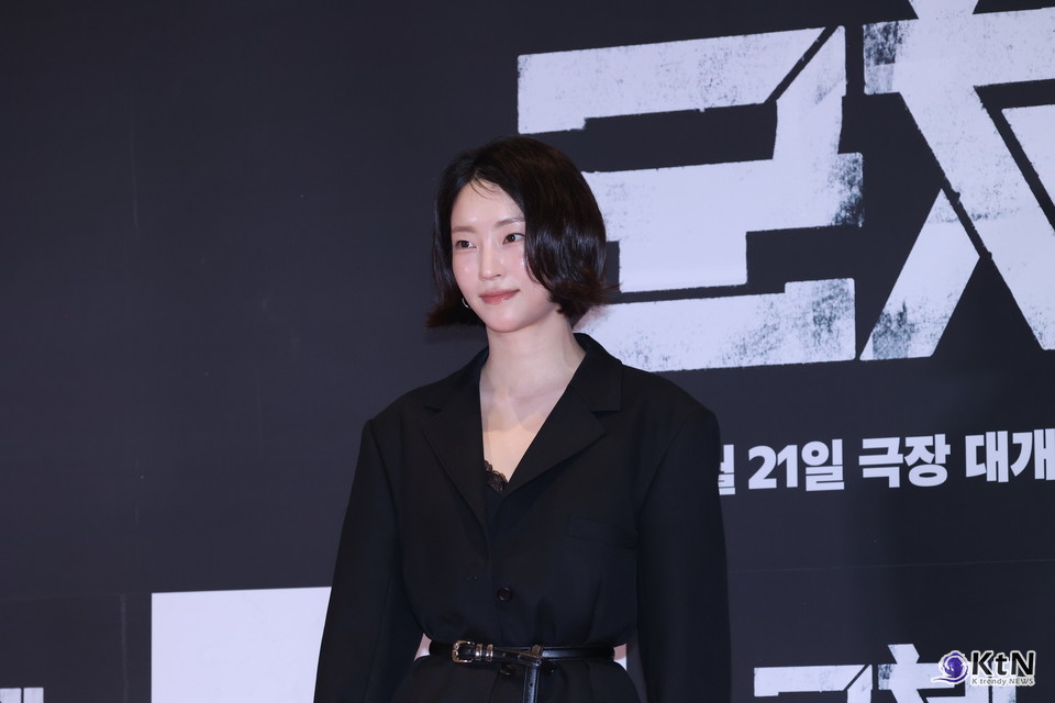 [군체 포토월 스타일㊼] 지수연, 화이트 슬리브리스와 네이비 니트의 어깨선 연출. 사진=K trendy NEWS DB ⓒ케이 트렌디뉴스 무단전재 및 수집, 재배포금지