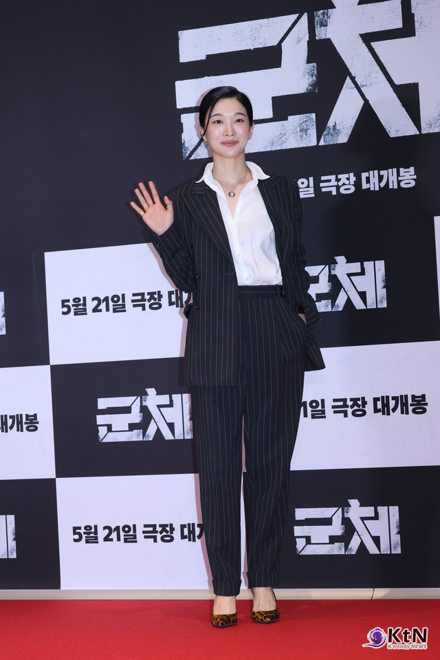[군체 포토월 스타일㊽] 정윤하, 핀스트라이프 셋업에 레오퍼드 힐로 더한 선명한 포인트. 사진=K trendy NEWS DB ⓒ케이 트렌디뉴스 무단전재 및 수집, 재배포금지