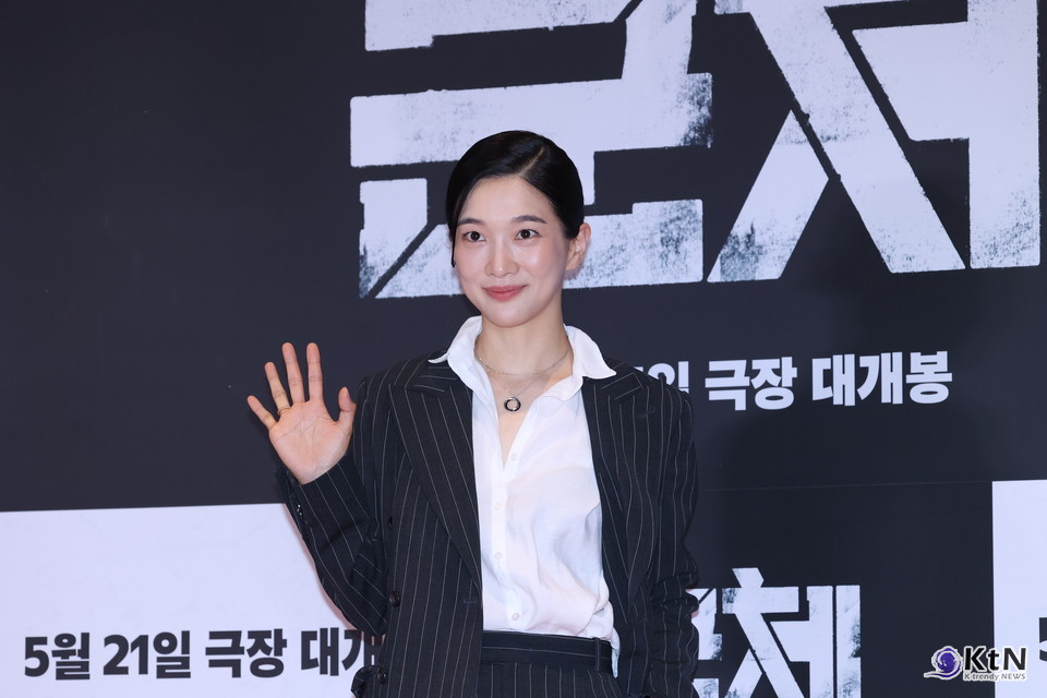 [군체 포토월 스타일㊽] 정윤하, 핀스트라이프 셋업에 레오퍼드 힐로 더한 선명한 포인트. 사진=K trendy NEWS DB ⓒ케이 트렌디뉴스 무단전재 및 수집, 재배포금지