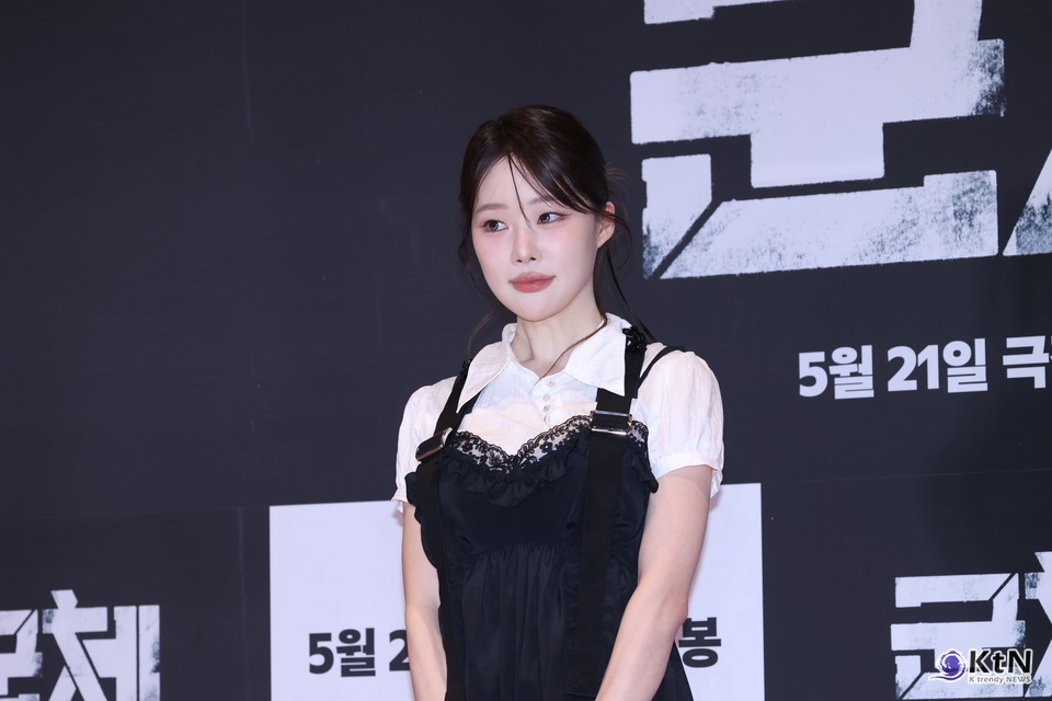 [군체 포토월 스타일㊾] 민카롱, 화이트 셔츠 위 블랙 레이스로 완성한 다크 레이어드룩. 사진=K trendy NEWS DB ⓒ케이 트렌디뉴스 무단전재 및 수집, 재배포금지