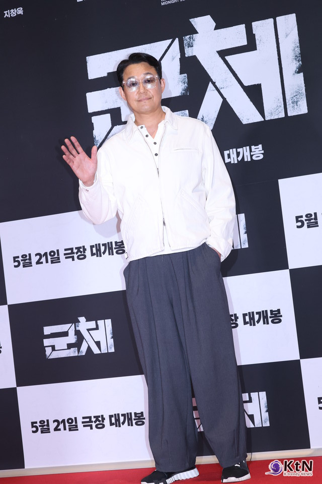 [군체 포토월 스타일] 박성웅, 화이트 집업과 그레이 와이드 팬츠로 만든 여유 있는 포토월 룩. 사진=K trendy NEWS DB ⓒ케이 트렌디뉴스 무단전재 및 수집, 재배포금지