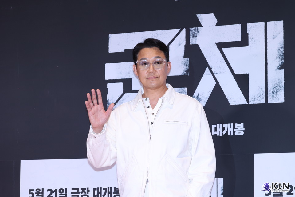 [군체 포토월 스타일] 박성웅, 화이트 집업과 그레이 와이드 팬츠로 만든 여유 있는 포토월 룩. 사진=K trendy NEWS DB ⓒ케이 트렌디뉴스 무단전재 및 수집, 재배포금지