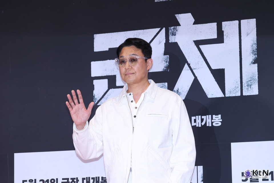 [군체 포토월 스타일] 박성웅, 화이트 집업과 그레이 와이드 팬츠로 만든 여유 있는 포토월 룩. 사진=K trendy NEWS DB ⓒ케이 트렌디뉴스 무단전재 및 수집, 재배포금지