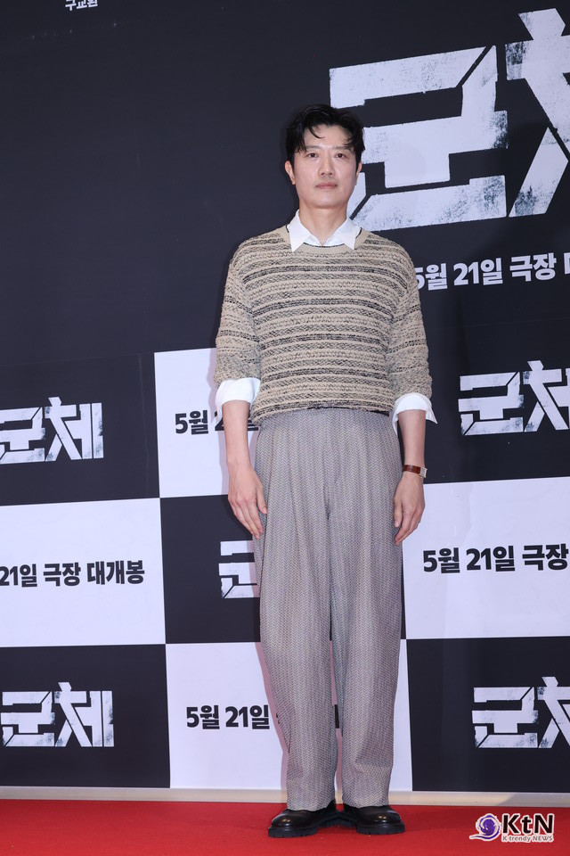 [군체 포토월 스타일] 박희순, 텍스처 니트와 그레이 팬츠로 잡은 차분한 밀도. 사진=K trendy NEWS DB ⓒ케이 트렌디뉴스 무단전재 및 수집, 재배포금지