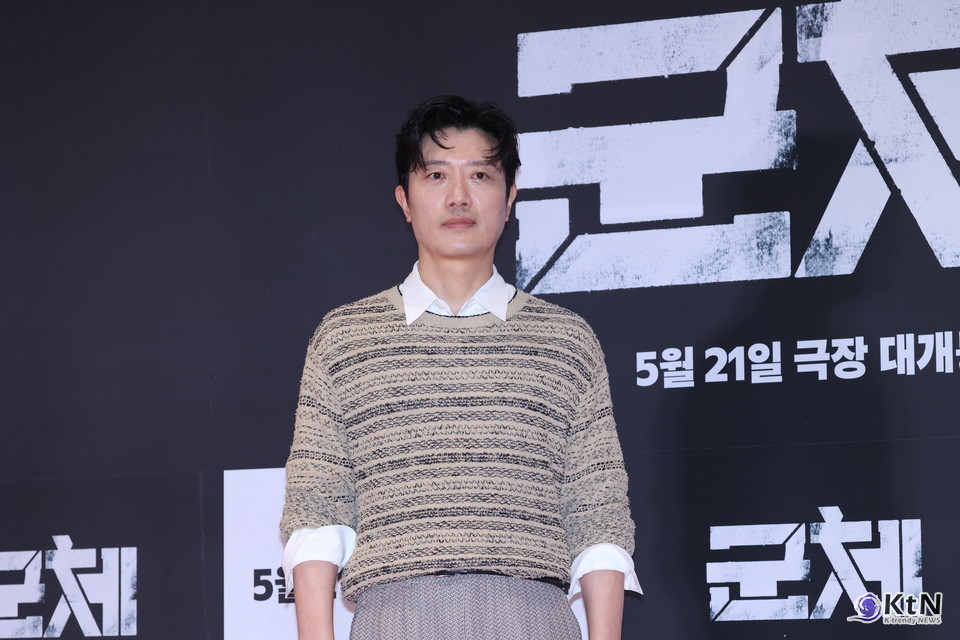 [군체 포토월 스타일] 박희순, 텍스처 니트와 그레이 팬츠로 잡은 차분한 밀도. 사진=K trendy NEWS DB ⓒ케이 트렌디뉴스 무단전재 및 수집, 재배포금지